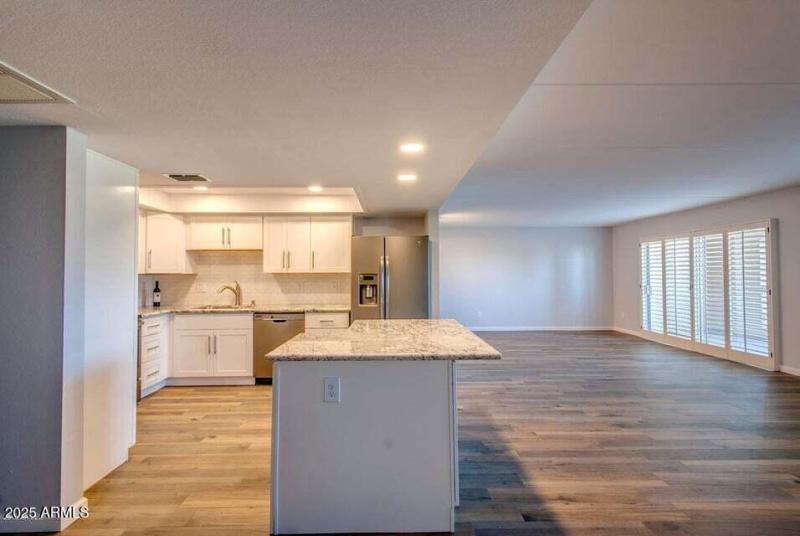 02Kitchen_LivingRoom