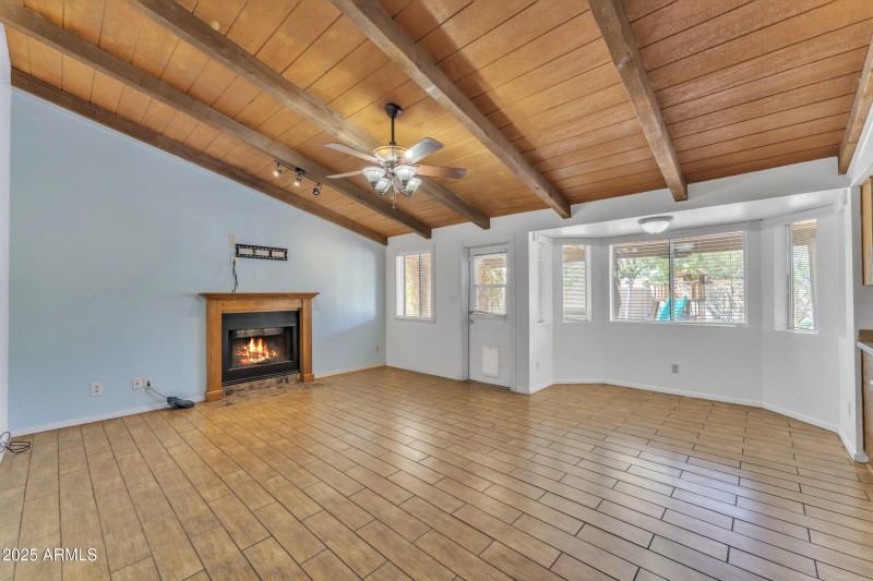 Wooden beams/Vaulted ceilings