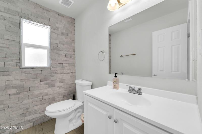 2837 W Northern Ave-13