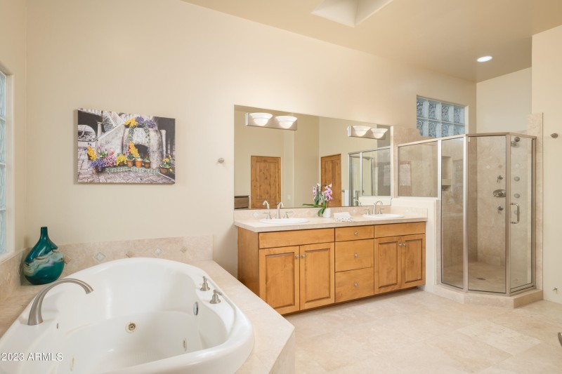 Large Jetted Soaking Tub & Walk-In Jette