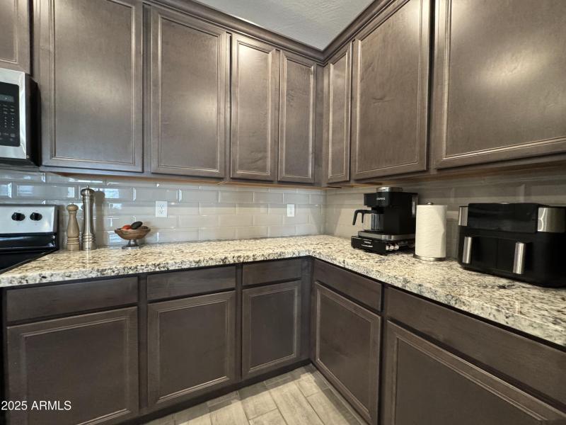 Granite counters/tile backsplash
