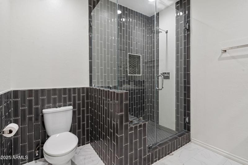 Secondary primary suite bathroom