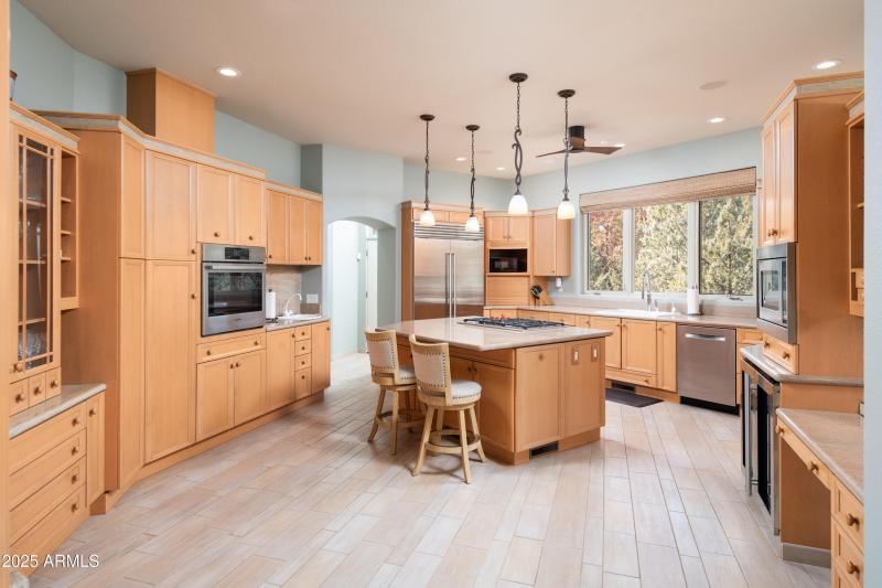 SPACIOUS KITCHEN FOR THE CHEF