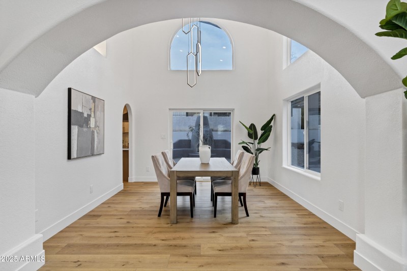 1527 E Mission Ln-10