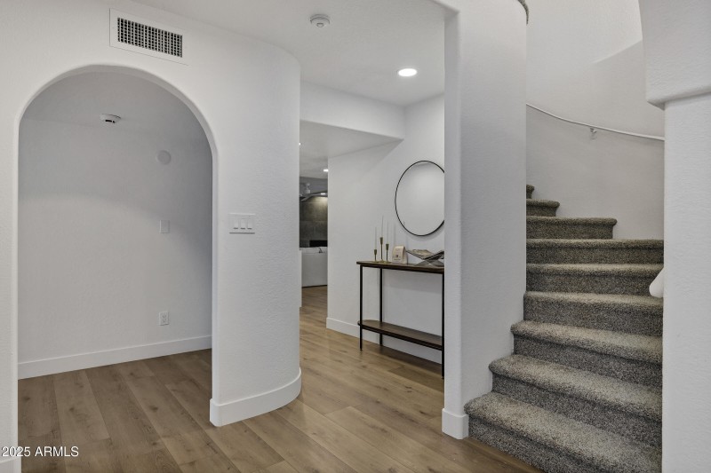 1527 E Mission Ln-31