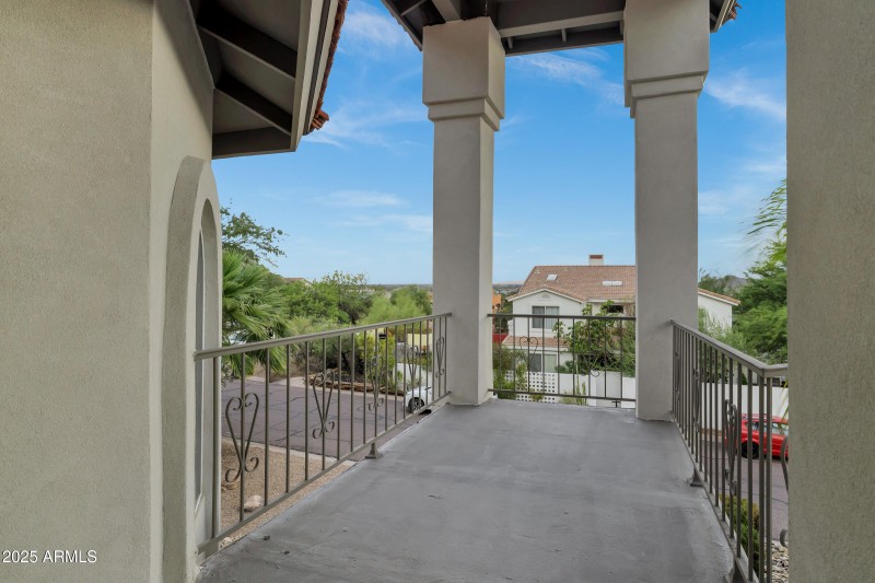 1527 E Mission Ln-40