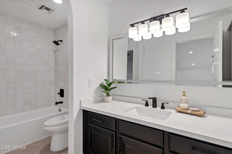 1527 E Mission Ln-45