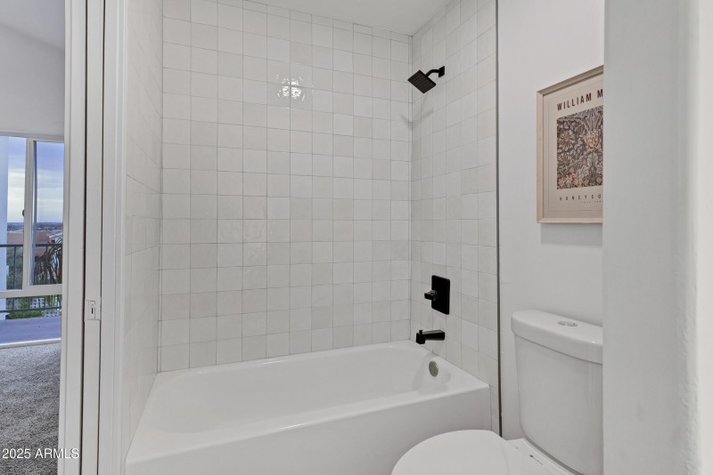 1527 E Mission Ln-46