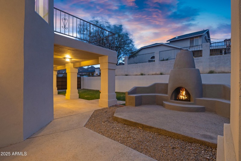 1527 E Mission Ln-92