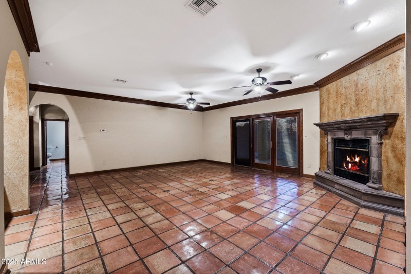 008_1235 E Clearview Dr