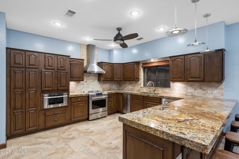 016_1235 E Clearview Dr