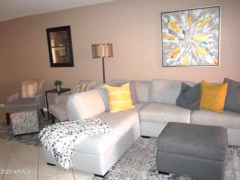 11 116 LIVING ROOM SEATING