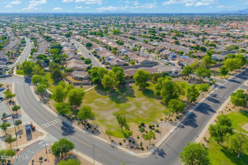 Huge neighborhood park by the school