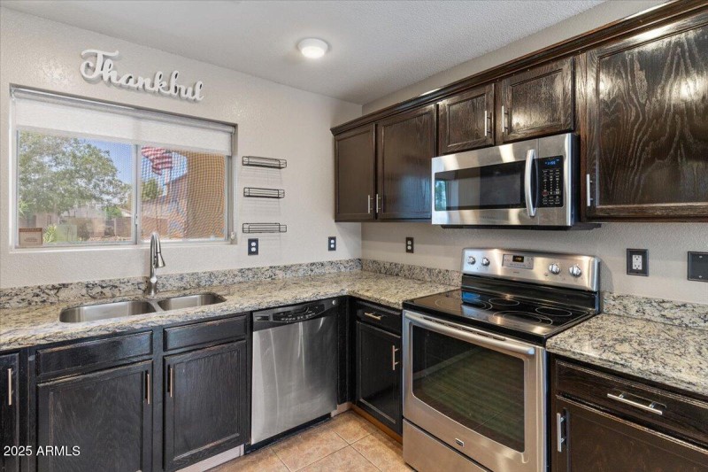 08-1046 E Silversmith Trail