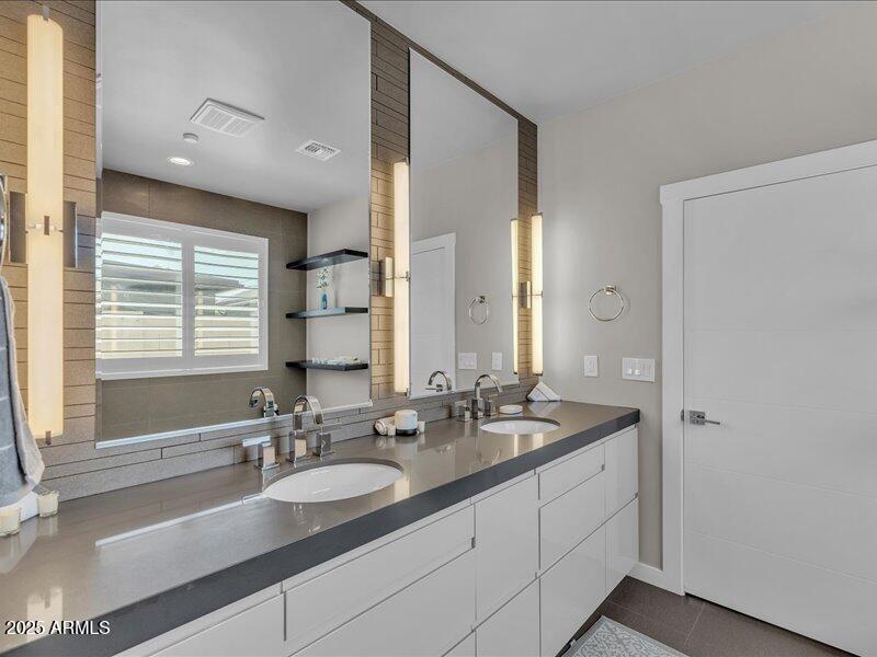 26-1010_E_Pierson_St26