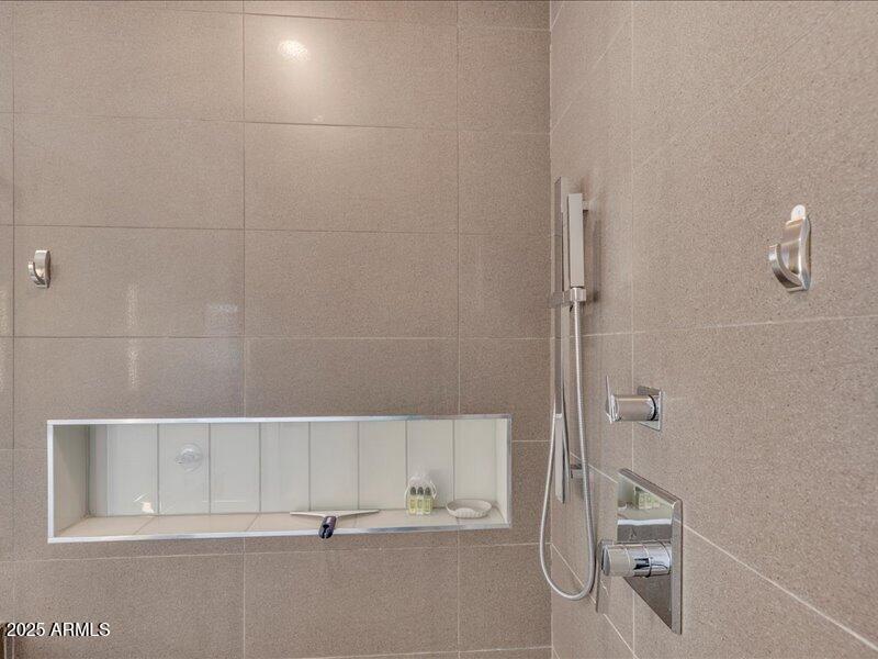 27-1010_E_Pierson_St27