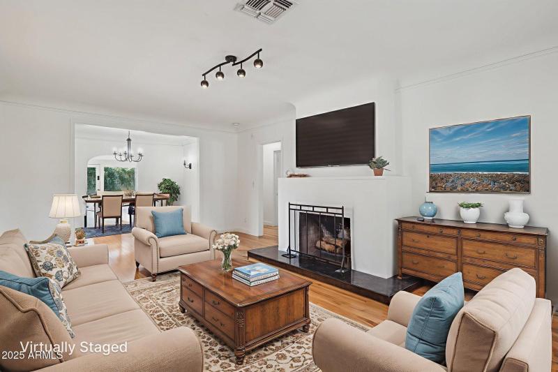 1614 Palmcroft Way SE - Living