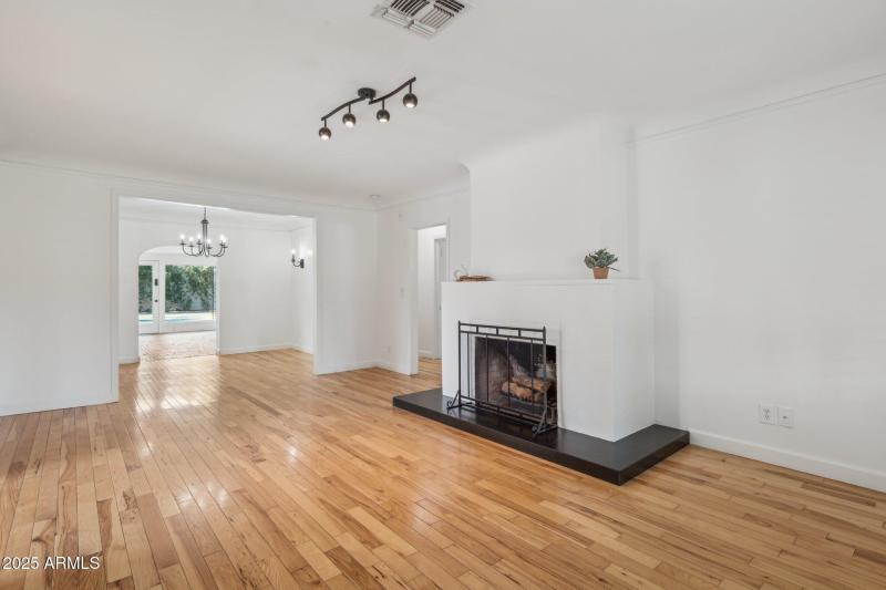 1614 Palmcroft Way SE - Living