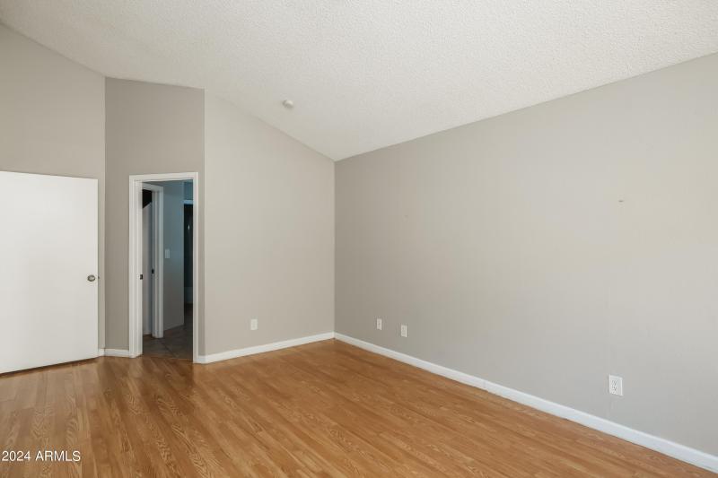 023-photo-primary-bedroom-13782109