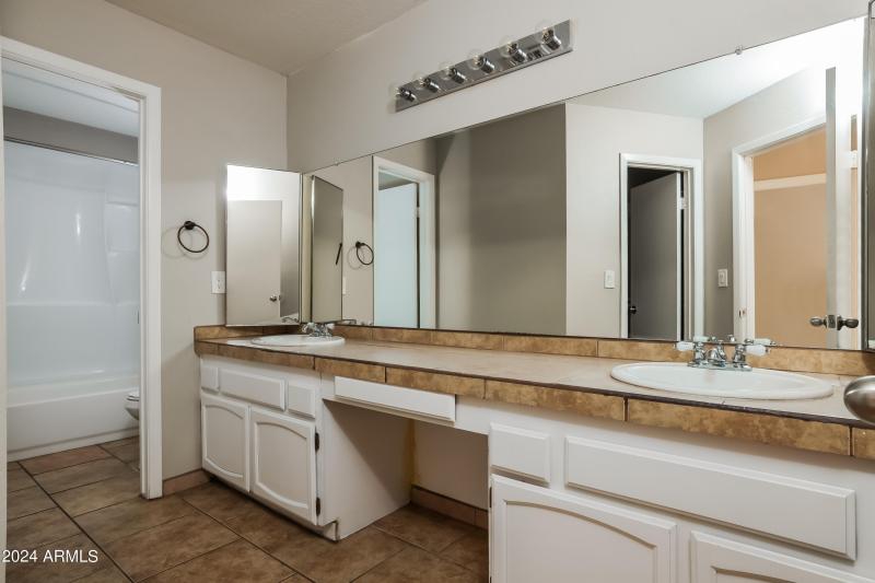 025-photo-primary-bathroom-13782110