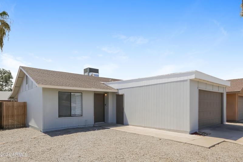 002-photo-front-view-11642146