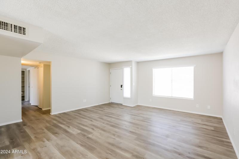 003-photo-living-room-11640686