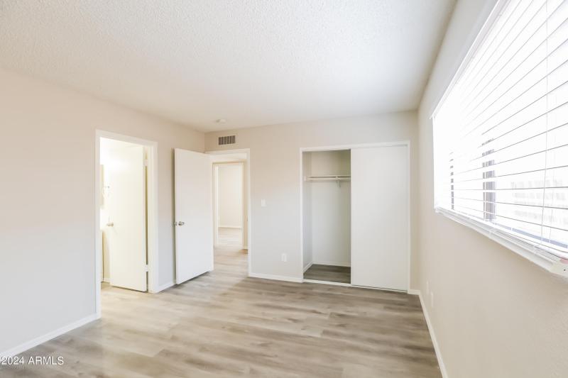 009-photo-primary-bedroom-11640691