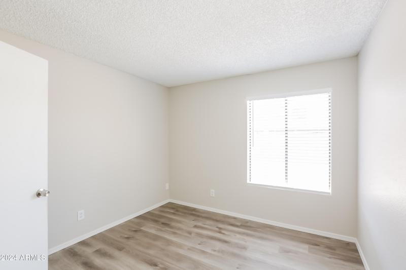 012-photo-bedroom-11640694