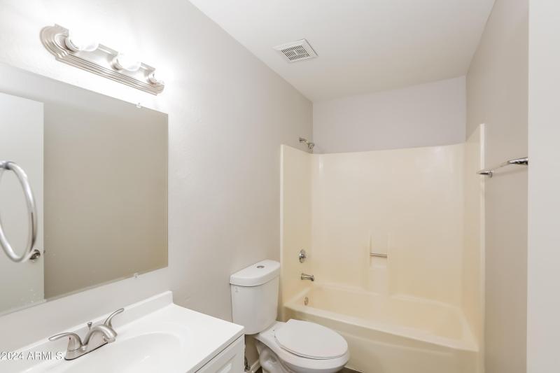 013-photo-bathroom-11640689