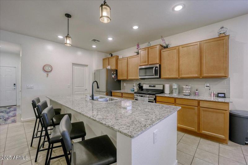 15-9825-W-Trumbull-RD-Kitchen-3