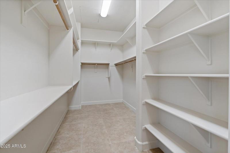 17-Walk in Closet