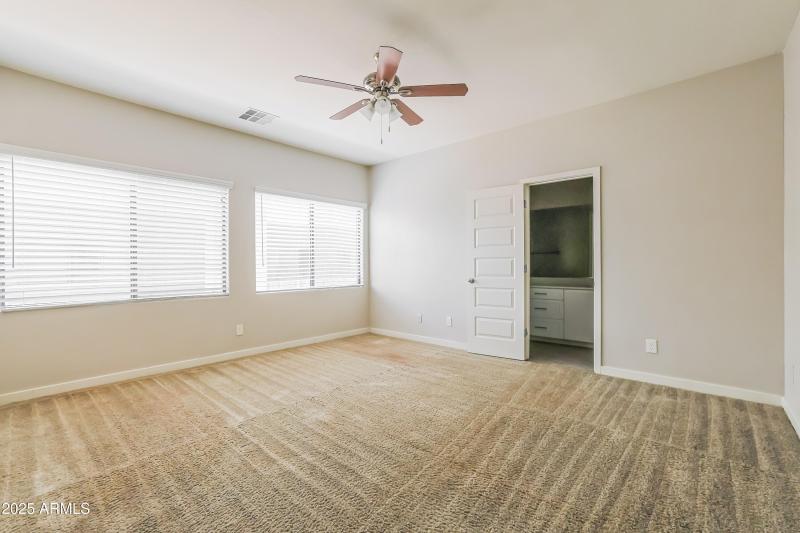 008-photo-primary-bedroom-14589179