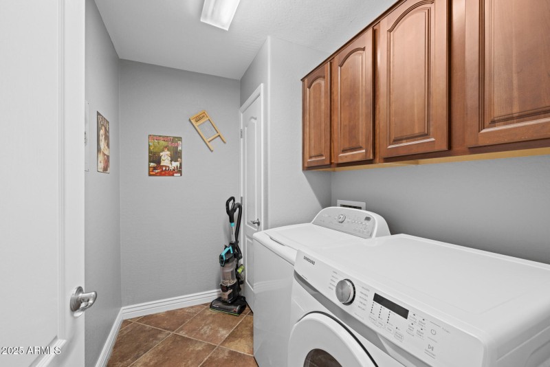 29)LAUNDRY ROOM DOWN