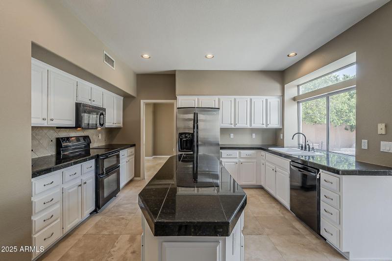 12-web-or-mls-Glenhaven-12