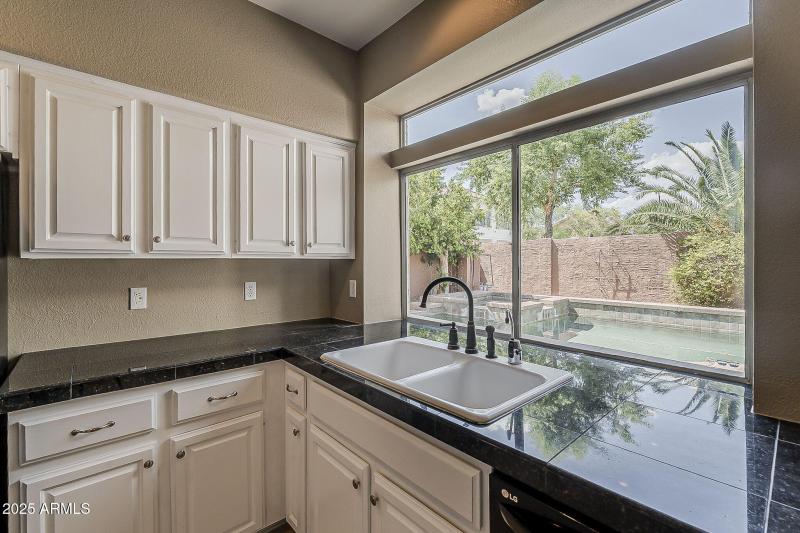 15-web-or-mls-Glenhaven-15