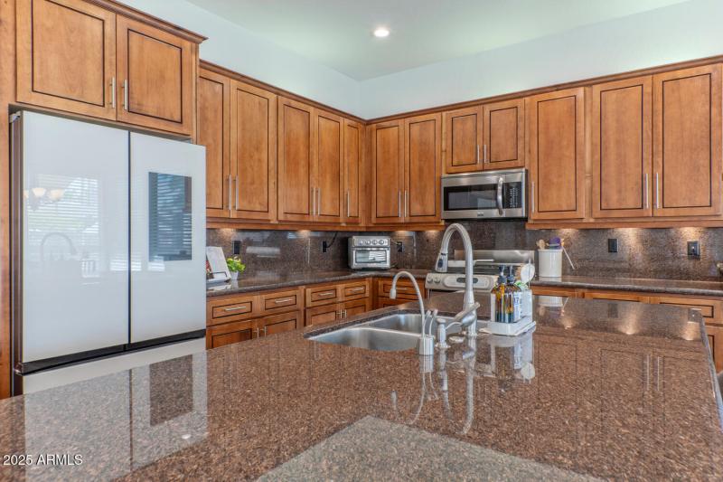 Spacious Island with Breakfast Bar