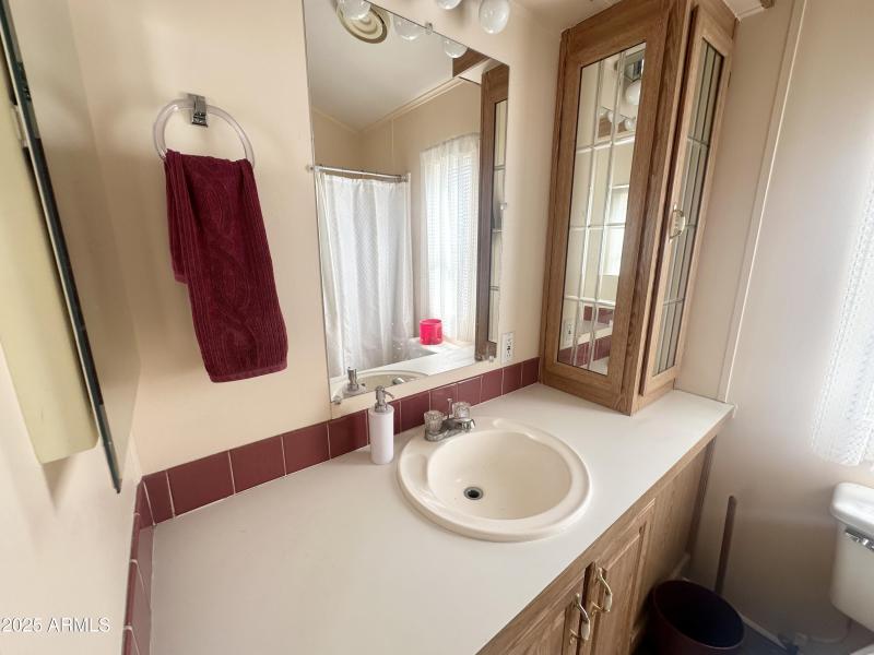 LOOK AT THE VANITY SPACE!