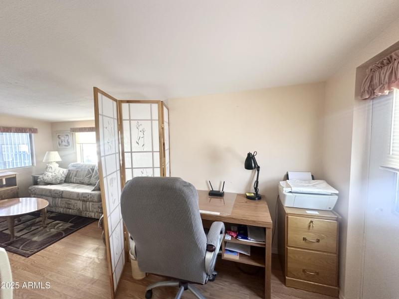 GREAT AREA FOR CRAFTS OR OFFICE SPACE