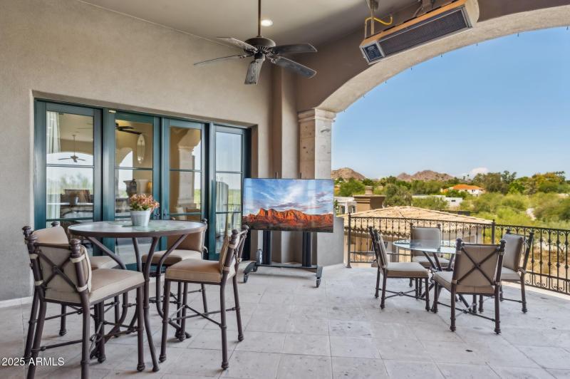 Patio off Patio off LR-GR-5738-n-32nd-pl