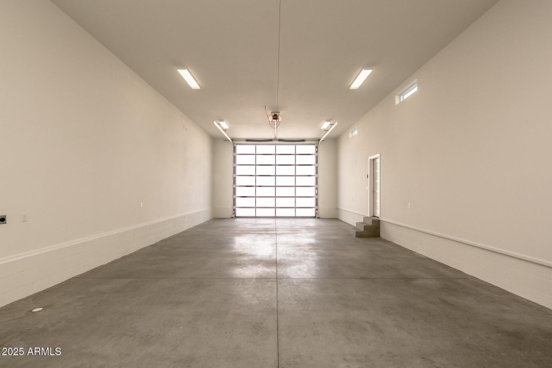 Labyrinth Garage - No 4/5 Bed