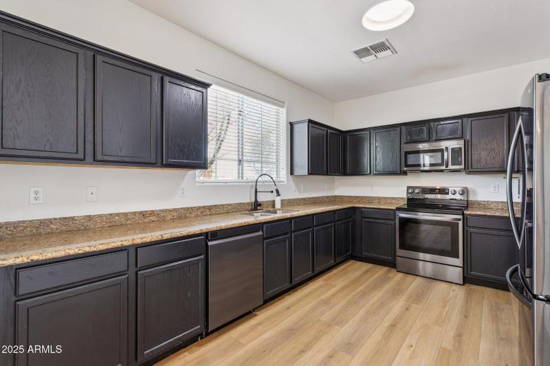 10-web-or-mls-2730-e-ellis-st