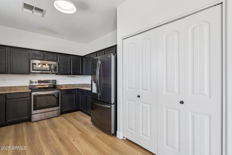 11-web-or-mls-2730-e-ellis-st