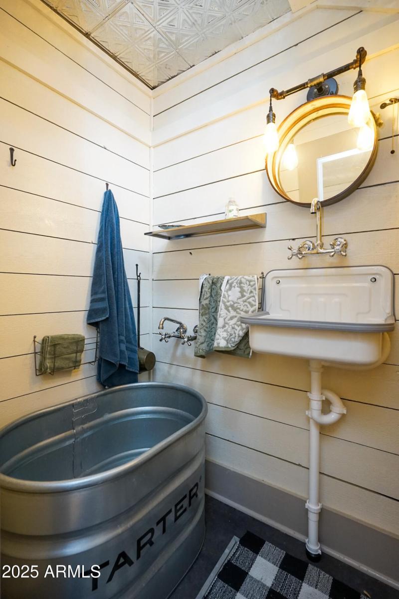 3/4 Bath toliet off to right