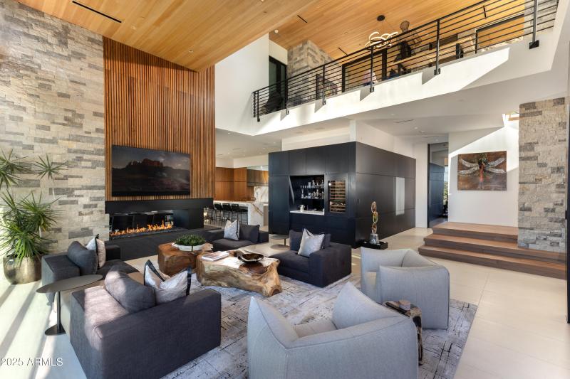 DOUBLE VOLUME GREAT ROOM