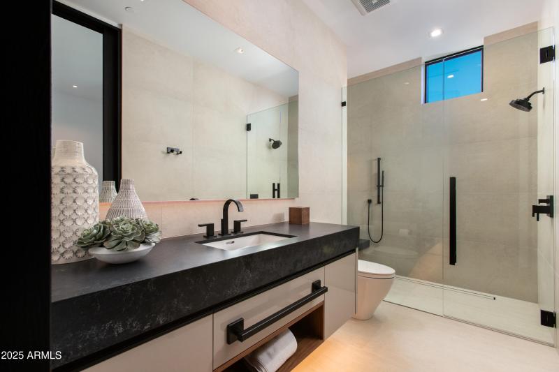 EN-SUITE BATHROOM