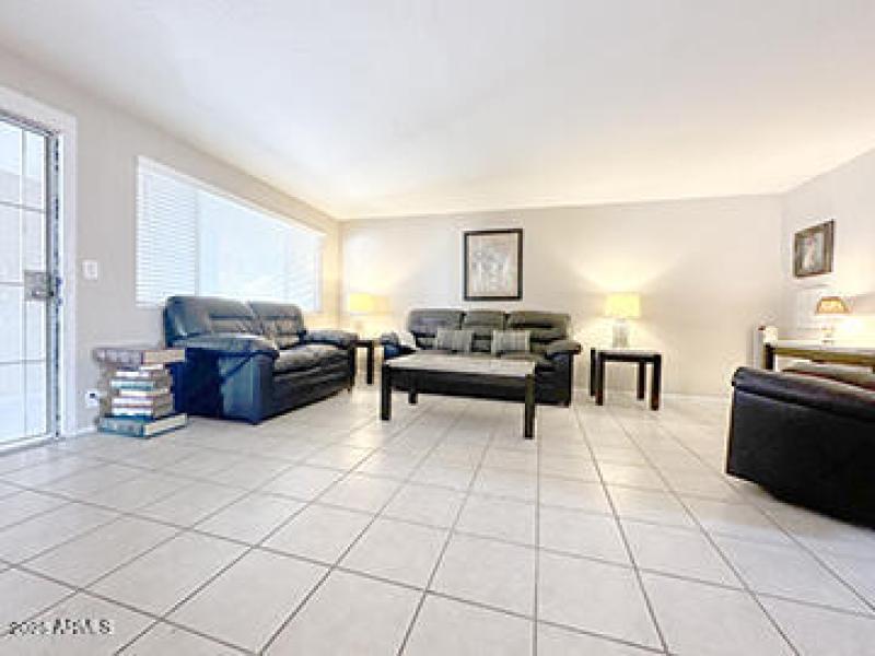 Living_area_Front_entrance4