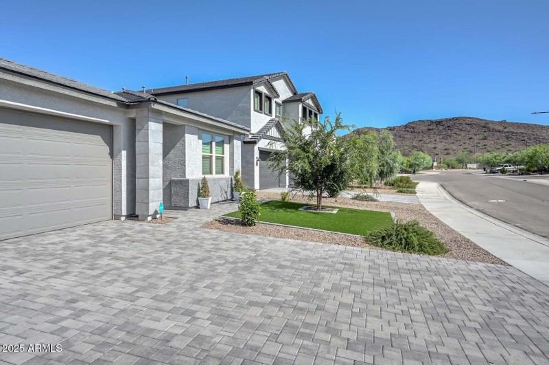 Scenic Mountain View Street