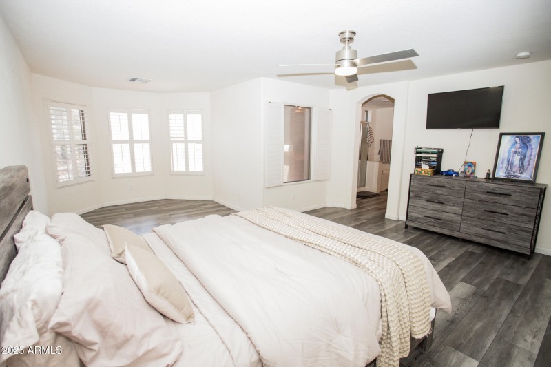 MasterBedRm-Upstairs-3