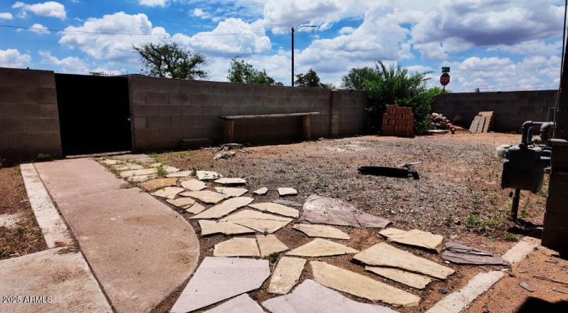Side gate to Backyard