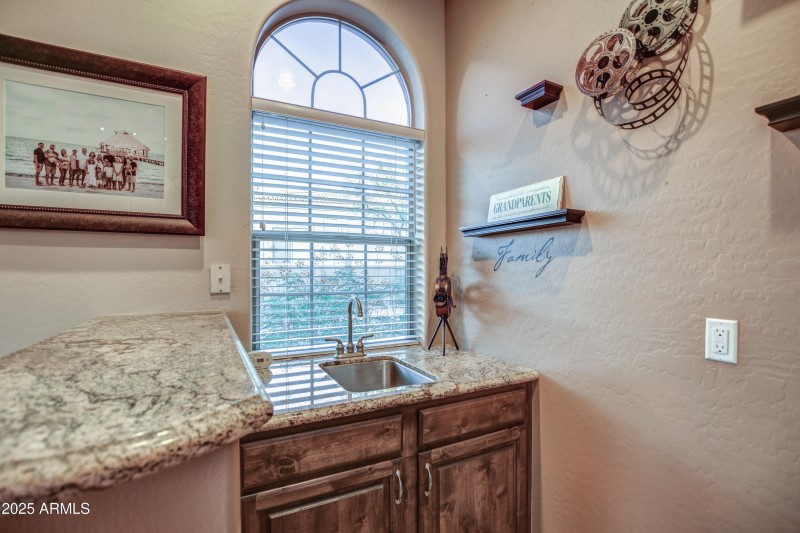 Wet bar w/granite counters